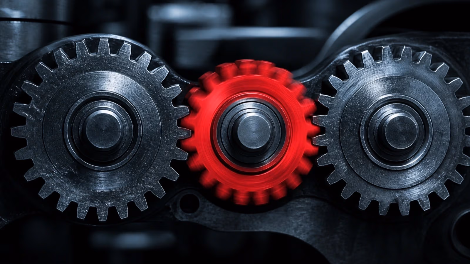 "Tre ingranaggi metallici in serie, quello centrale rosso in rotazione: le tre tecnologie di AI Max"