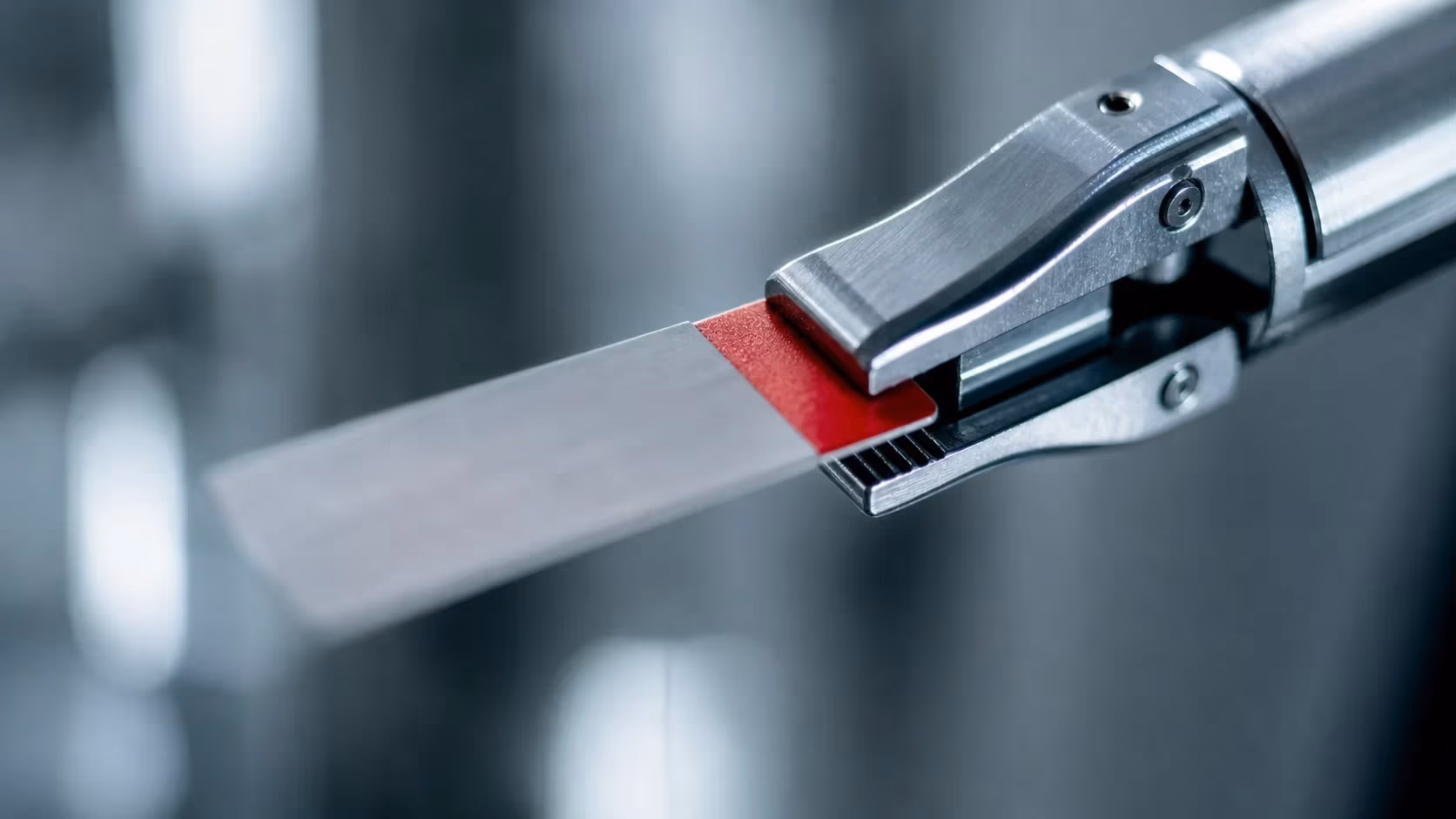 "Pinza metallica con etichetta dalla lingua rossa: la naming convention che salva"