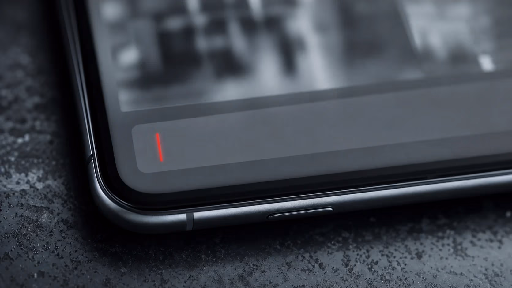 "Schermo smartphone con campo caption vuoto e cursore rosso lampeggiante: la caption che manca"