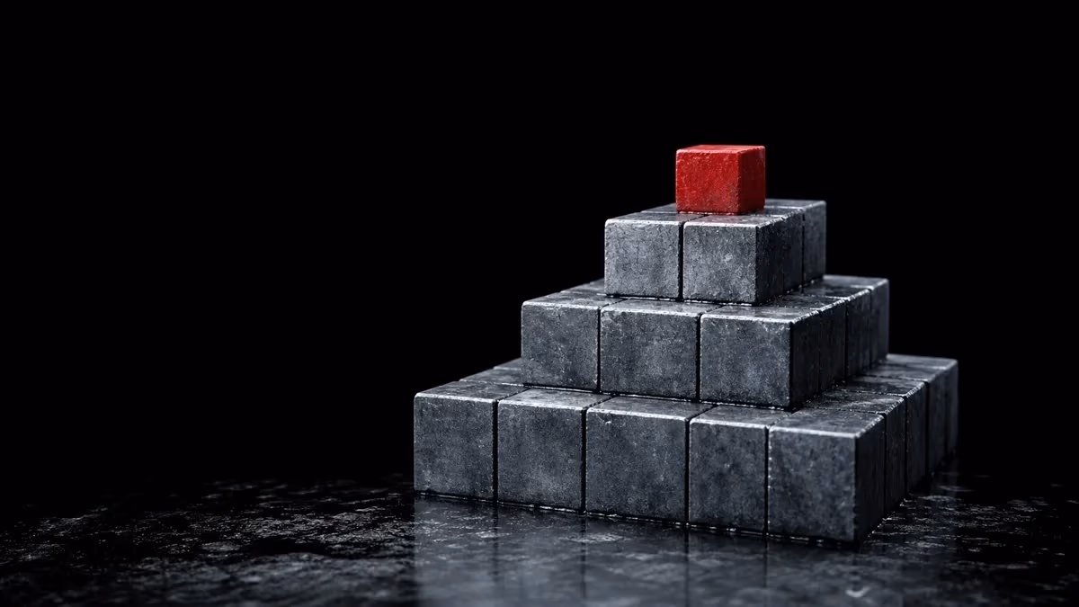 "Piramide metallica a tre livelli con blocco rosso in cima: la gerarchia degli hashtag"