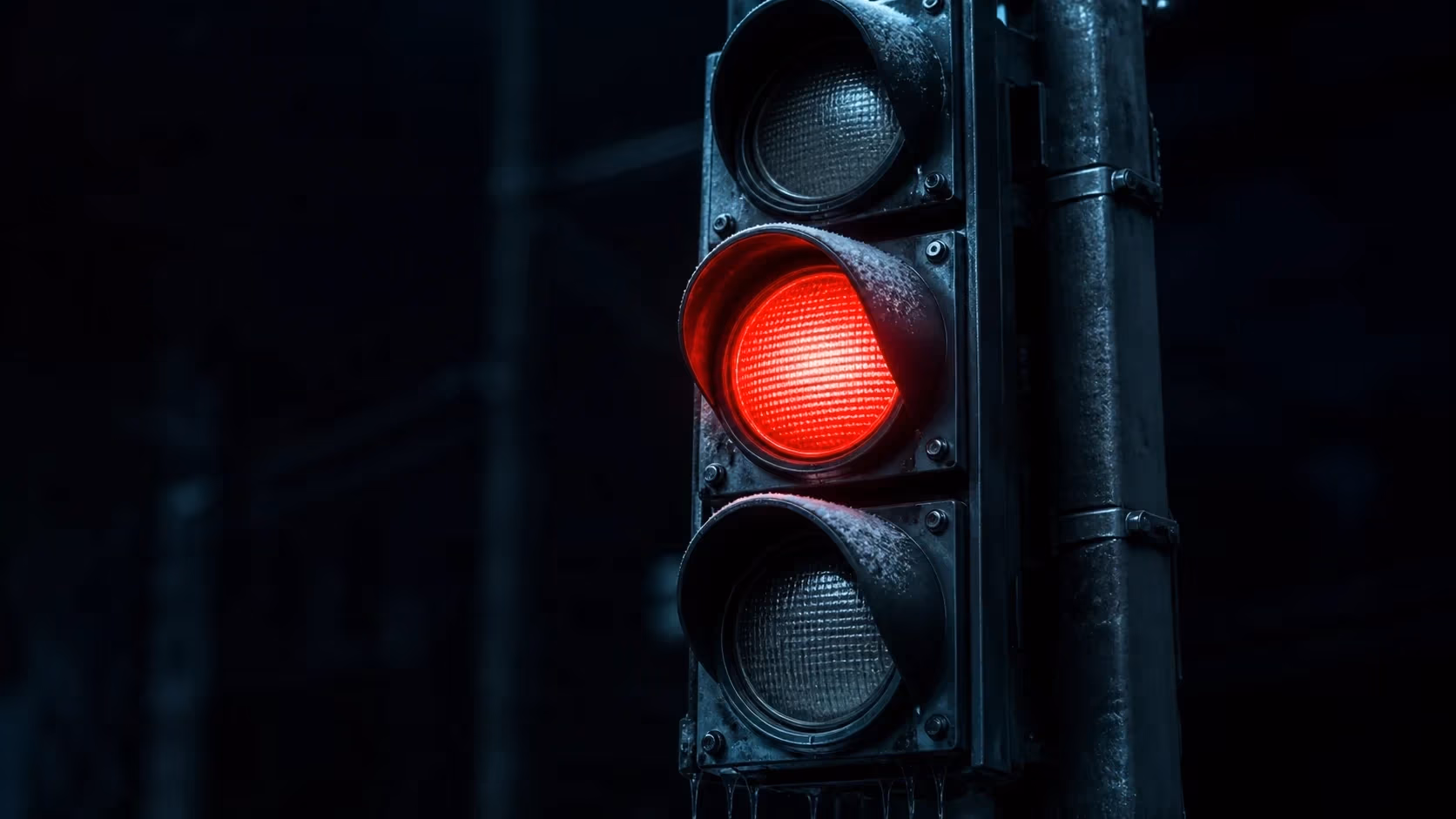 "Semaforo metallico verticale con la luce centrale accesa di rosso: il consenso non ancora dato"