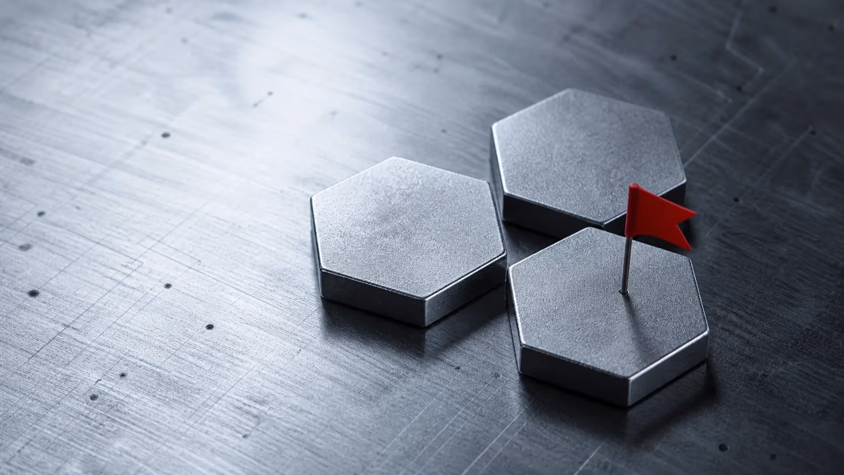 "Tre tessere esagonali metalliche con una sola con flag rosso: la scelta del cloud provider"